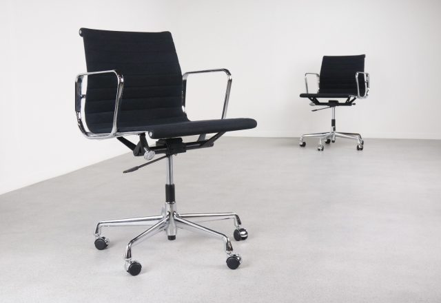 Charles & Ray Eames EA 118 Vitra - mid century office chairs - vintage design bureaustoelen 1