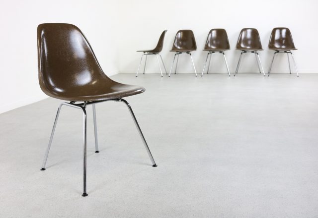 Charles & Ray Eames - Fiberglass chocolate DSX dining chairs on chromed H-Base - Herman Miller - Vintage design eetkamerstoelen 1