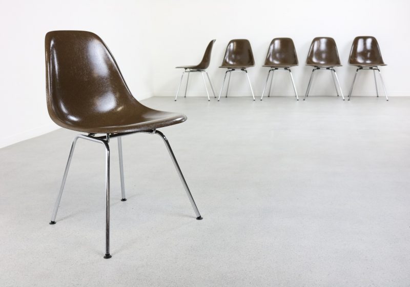 Charles & Ray Eames - Fiberglass chocolate DSX dining chairs on chromed H-Base - Herman Miller - Vintage design eetkamerstoelen 1