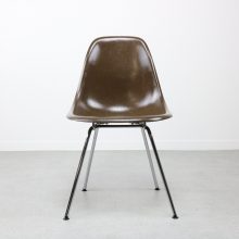 Charles & Ray Eames - Fiberglass chocolate DSX dining chairs on chromed H-Base - Herman Miller - Vintage design eetkamerstoelen 2