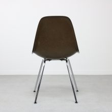 Charles & Ray Eames - Fiberglass chocolate DSX dining chairs on chromed H-Base - Herman Miller - Vintage design eetkamerstoelen 4