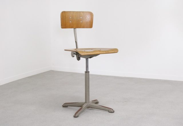 Early 1950s Dutch design Ahrend de Cirkel industrial plywood working stool - Vroege Nederlandse industriele werkkruk 1