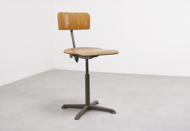 Early 1950s Dutch design Ahrend de Cirkel industrial working stool - Vroege Nederlandse industriele werkkruk 2