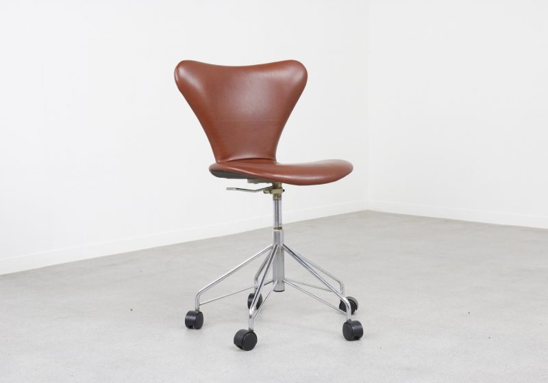 Vintage 3117 serie 7 office chair by Arne Jacobsen Fritz Hansen in leather Denmark 1980s - Vintage Deense vlinderstoel bureaustoel 1