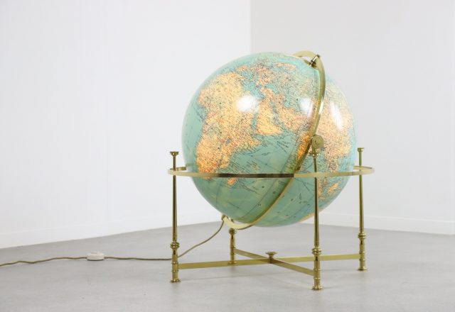 Large vintage illuminated brass globe in Hollywood regemcy style by JRO Verlag Multi-Globes Germany 1970s 9