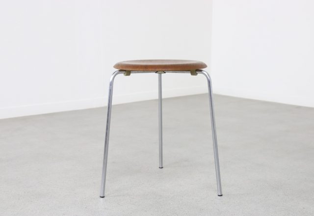 Early Dot stool by Arne Jacobsen for Fritz Hansen 1965 1960s mid century Danish design stool 2