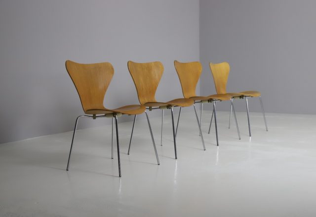 Arne Jacobsen Fritz Hansen 3107 Series 7 patinated oak vintage Danish design dining chairs 1980s 1