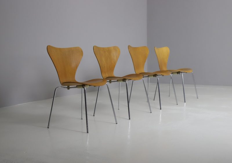 Arne Jacobsen Fritz Hansen 3107 Series 7 patinated oak vintage Danish design dining chairs 1980s 1