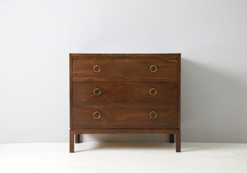 Early Fritz Hansen chest of drawers in brass and lacquered mahogany 1940s vintage Danish design cabinet 1