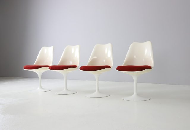 Vintage Eero Saarinen tulip dining chairs for Knoll International 1960s 1970s Mid century design 1