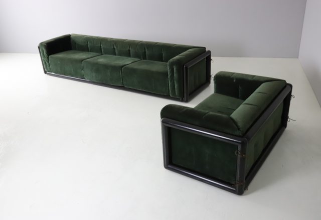 Pair of \\\\\'Cornaro\\\\\' sofas by Carlo Scarpa for Simon Italy 1973 mid century Italian design original dark green velvet & mahogany 26