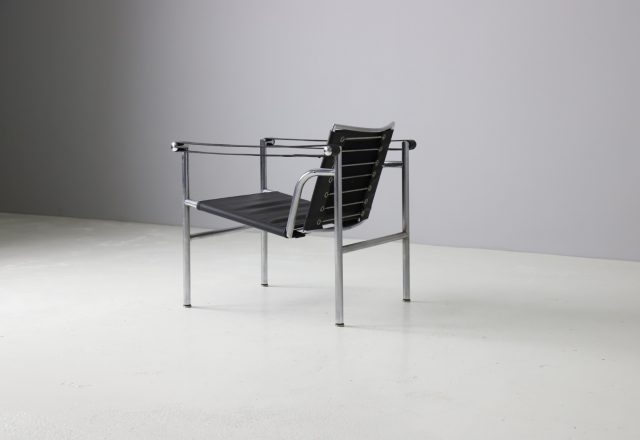 Le Corbusier Pierre Jeanneret vintage LC1 black leather lounge chair early low serie number by Cassina 1960s 3