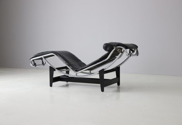 Le Corbusier Pierre Jeanneret vintage LC4 black leather chaise longue lounge chair early low serie number by Cassina 1960s 1