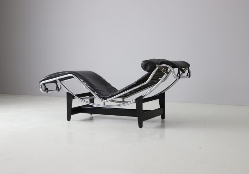 Le Corbusier Pierre Jeanneret vintage LC4 black leather chaise longue lounge chair early low serie number by Cassina 1960s 1