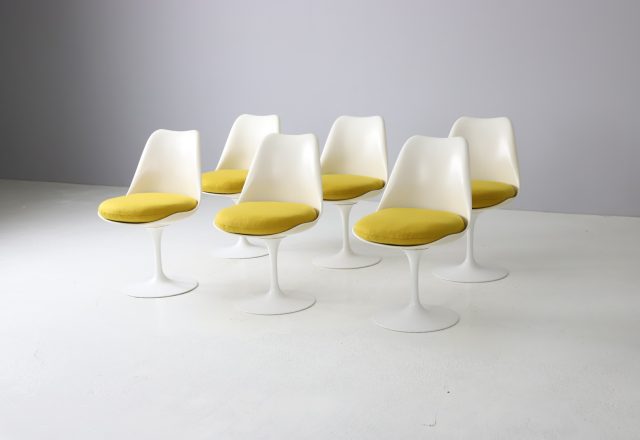 Early vintage Eero Saarinen swivel tulip dining chairs for Knoll International 1960s mid century design 1