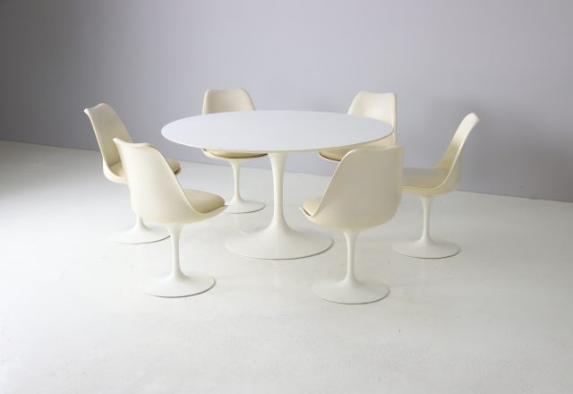 Vintage Eero Saarinen tulip dining chairs dining table set for Knoll International 1960s 1971 mid century design 1