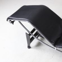 Le Corbusier Pierre Jeanneret vintage LC4 black leather chaise longue lounge chair for Cassina 1990s 3