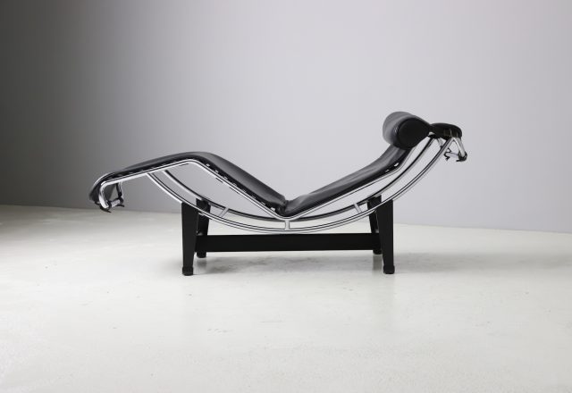 Le Corbusier Pierre Jeanneret vintage LC4 black leather chaise longue lounge chair for Cassina 1990s 4