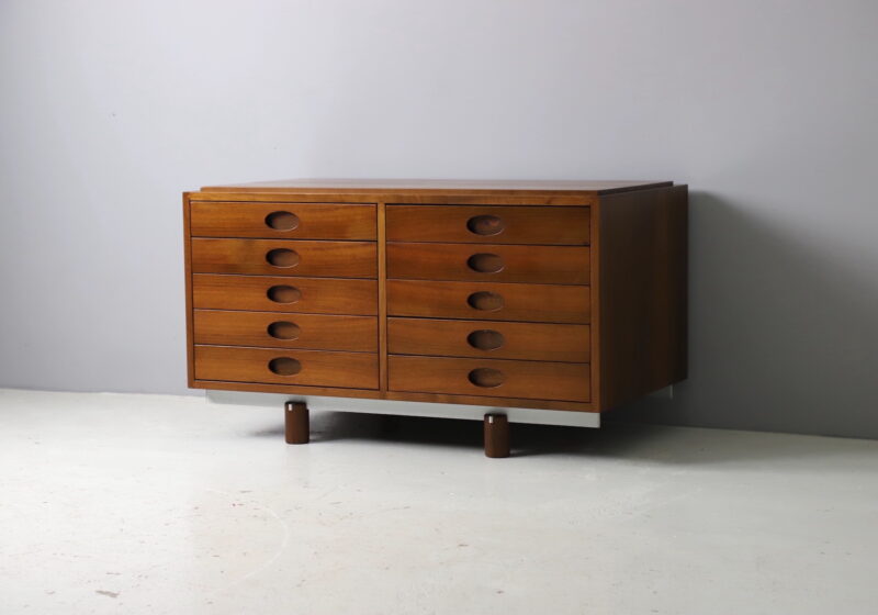 Gianfranco Frattini chest of drawers in walnut for Bernini Italy 1960s vintage Italian design 1