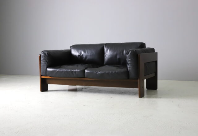 Tobia Scarpa 'Bastiano' 2 seat sofa for Gavina in black leather and walnut 1970s vintage Italian design 1