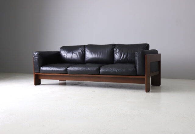 Tobia Scarpa 3 seat 'Bastiano' sofa for Gavina in black leather and walnut 1970s vintage Italian design 1
