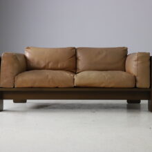 Tobia Scarpa 'Bastiano' 2 seat sofa for Gavina in cognac leather and walnut 1970s vintage Italian design 3