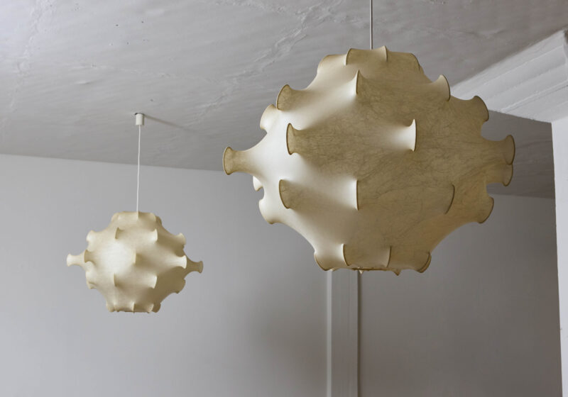 Pair Taraxacum 2 cocoon hanging lamps by Achille and Pier Giacomo Castiglioni for Flos 1960 vintage Italian design 1 Pair Taraxacum 2 cocoon hanging lamps by Achille and Pier Giacomo Castiglioni for Flos 1960 vintage Italian design 1