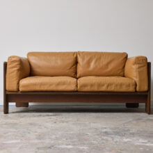 Tobia Scarpa 'Bastiano' sofa for Gavina in walnut & leather 1970s 1